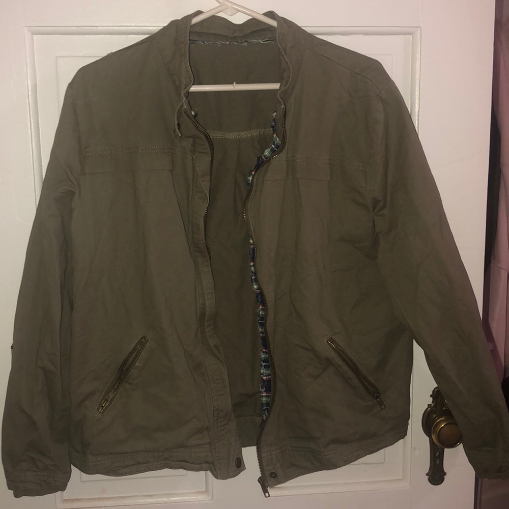 Army green jacket with zipper and zipper pockets